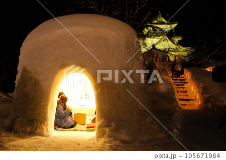 秋田県横手市　雪景色のかまくらと横手城の夜景 105671984