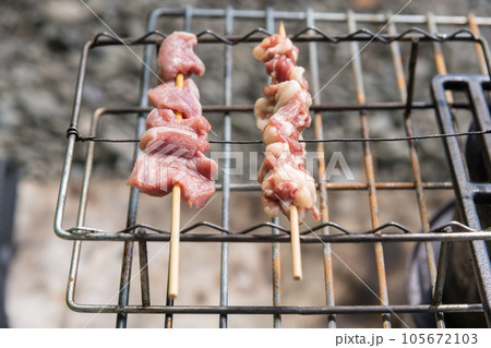 【オートキャンプ場でソロキャンプ 熾火で焼き鳥カルビを焼く】 【オートキャンプ場でソロキャンプ 熾火で焼き鳥カルビを焼く】 105672103