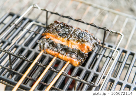 【オートキャンプ場でソロキャンプ 熾火でウナギのかば焼きを焼く】 【オートキャンプ場でソロキャンプ 熾火でウナギのかば焼きを焼く】 105672114