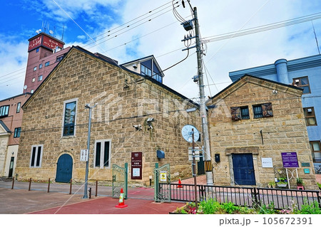 小樽市歴史的建造物 旧高橋倉庫(左)と旧嶋谷倉庫(右) 小樽市歴史的建造物 旧高橋倉庫(左)と旧嶋谷倉庫(右) 105672391