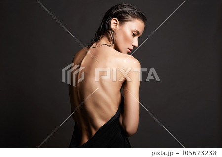 Naked Female back. young wet woman. Beautiful sexy Girl with wet Hair 105673238