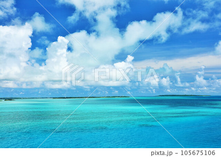 沖縄　宮古島の青空と海 105675106