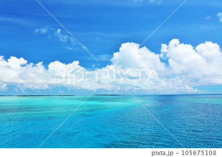 沖縄 宮古島の青空と海 沖縄 宮古島の青空と海 105675108