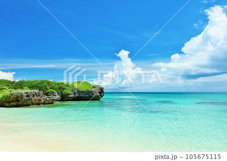 沖縄　池間島　青空と海の風景 105675115