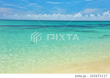沖縄　池間島　青空と海の風景 105675117