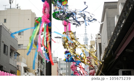 たなびく夏祭りの飾りとスカイツリー 105675239