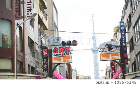 かっぱ橋道具街とスカイツリー 105675248