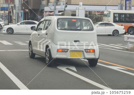 右折待ちの乗用車 右折レーン 右折待ちの乗用車 右折レーン 105675259