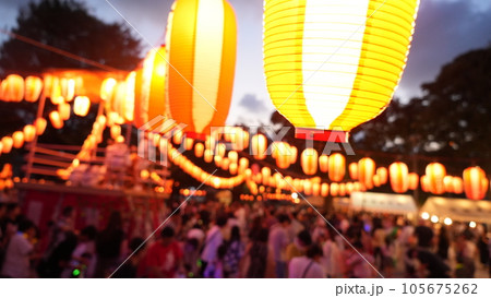 盆踊り会場の提灯 105675262
