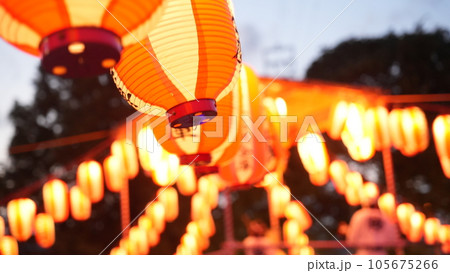 お祭りの揺れる提灯 105675266