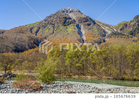 【上高地　秋素材】紅葉する焼岳 105676639