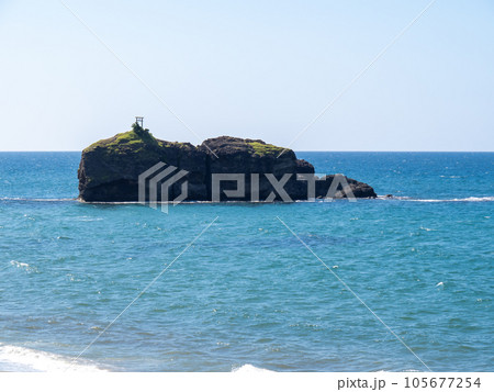 「因幡の白兎」の舞台とされる白兎海岸(鳥取県鳥取市)から、夏の青い日本海と淤岐之島を見る。 105677254