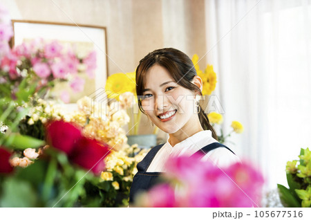 フラワーショップ　スタッフ　ポートレート　カメラ目線 105677516