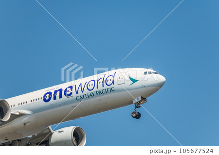 【城南島海浜公園上空から着陸態勢のキャセイパシフィック航空機】 【城南島海浜公園上空から着陸態勢のキャセイパシフィック航空機】 105677524