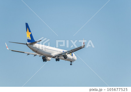 【城南島海浜公園上空から着陸態勢のスカイマーク機 後ろ姿】 【城南島海浜公園上空から着陸態勢のスカイマーク機 後ろ姿】 105677525