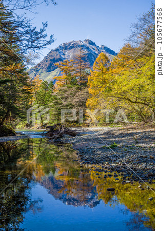 【秋の上高地】紅葉の始まった焼岳と梓川 【秋の上高地】紅葉の始まった焼岳と梓川 105677568
