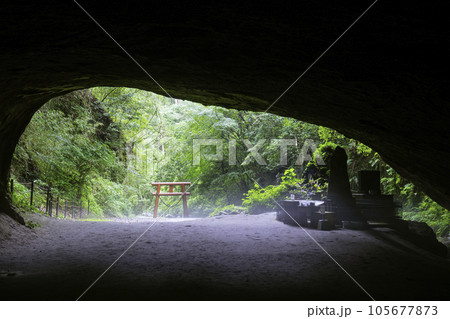 パワースポットとして人気の高い溝ノ口洞穴（鹿児島県曽於市） 105677873