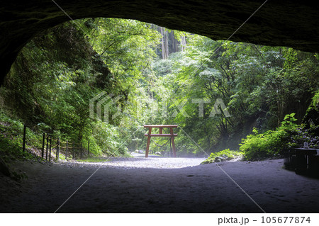 パワースポットとして人気の高い溝ノ口洞穴(鹿児島県曽於市) パワースポットとして人気の高い溝ノ口洞穴(鹿児島県曽於市) 105677874