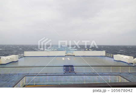 長距離フェリーのヘリポート 105678042