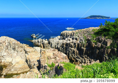 【福井県】晴天下の東尋坊と雄島(越前海岸) 【福井県】晴天下の東尋坊と雄島(越前海岸) 105678099