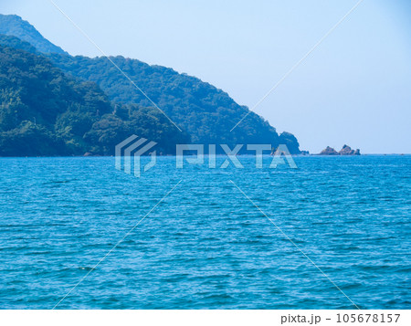 夏(7月)の穏やかな日本海(若狭湾)の風景。福井県大飯郡高浜町。 105678157
