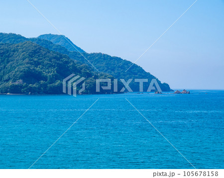 夏(7月)の穏やかな日本海(若狭湾)の風景。福井県大飯郡高浜町。 105678158