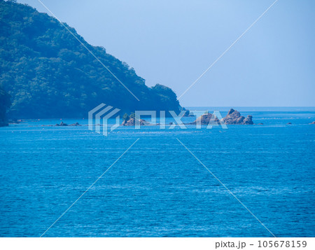 夏(7月)の穏やかな日本海(若狭湾)の風景。福井県大飯郡高浜町。 105678159