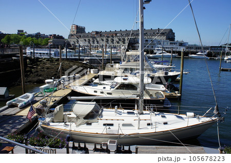 ボストン湾に停泊するボート 105678223