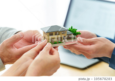 不動産の模型を持つ人々 105678283