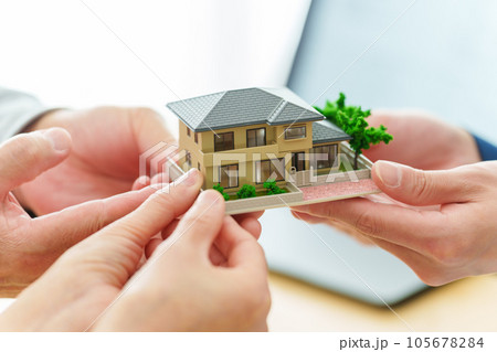 不動産の模型を持つ人々 105678284