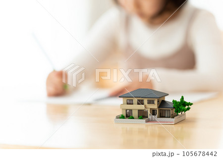不動産の勉強をする女の子 105678442