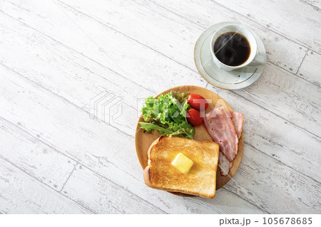 コーヒーとバタートーストの朝食、栄養バランスの良い食事 コーヒーとバタートーストの朝食、栄養バランスの良い食事 105678685