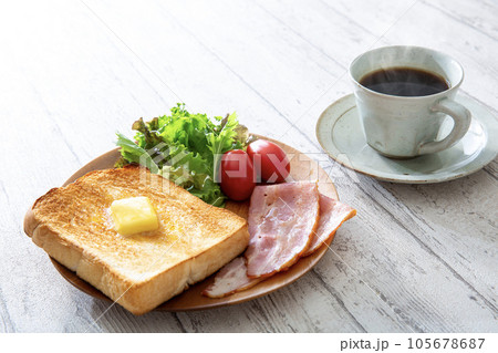 コーヒーとバタートーストの朝食、栄養バランスの良い食事 105678687