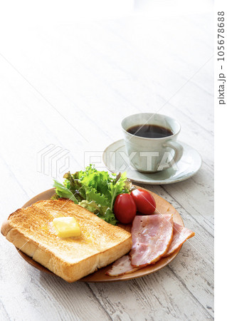 コーヒーとバタートーストの朝食、栄養バランスの良い食事 コーヒーとバタートーストの朝食、栄養バランスの良い食事 105678688
