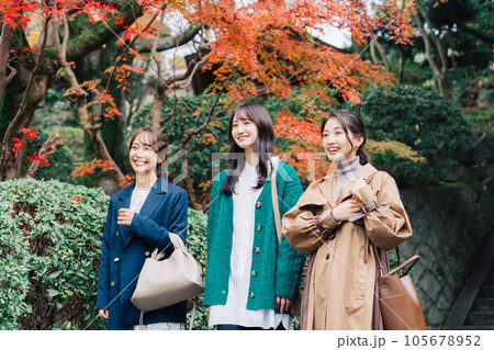 紅葉シーズンにお出掛けをする女性3人組 105678952