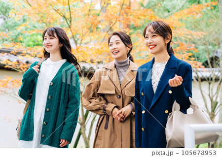 紅葉シーズンにお出掛けをする女性3人組 105678953