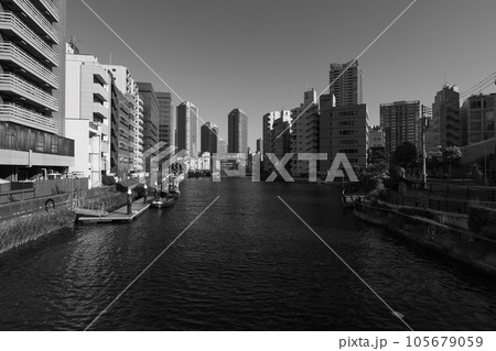 運河と高層マンションのある東京の風景 105679059