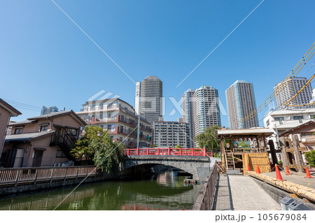 夏の東京都中央区佃島の風景 佃船溜と佃小橋 夏の東京都中央区佃島の風景 佃船溜と佃小橋 105679084