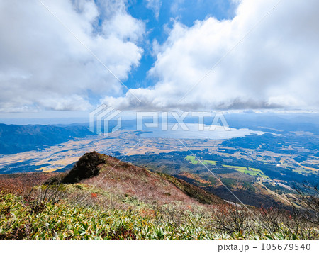 秋の磐梯山登山：山頂の景色 105679540