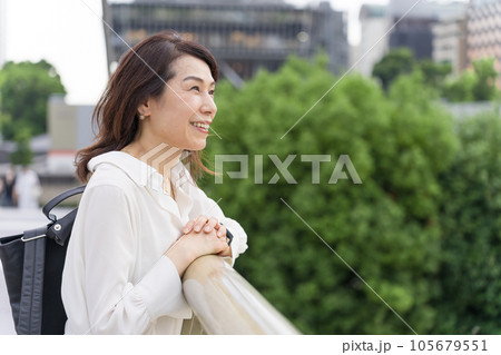 笑顔のアラフィフ女性 105679551