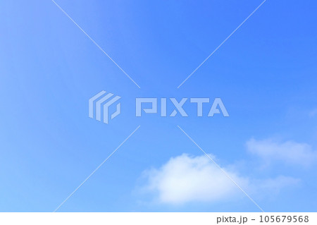 青空と白い雲がふんわり浮かぶ優しい空の背景 青空と白い雲がふんわり浮かぶ優しい空の背景 105679568