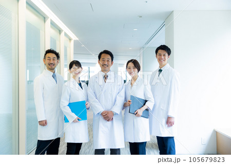 病院で働く人々 病院で働く人々 105679823