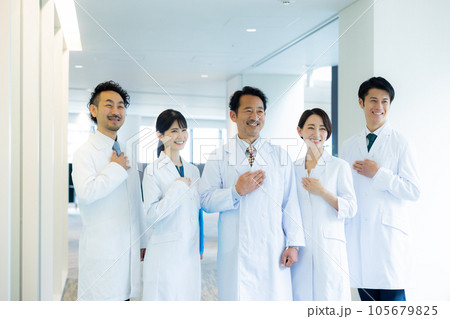 病院で働く人々 病院で働く人々 105679825