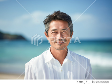 ビーチで微笑む白い服を着た中高年のアジア人男性「AI生成画像」 105680006