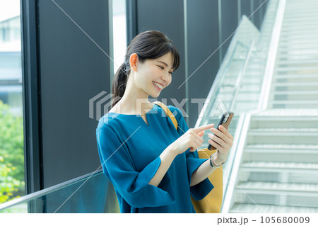 スマホを見る女性 スマホを見る女性 105680009