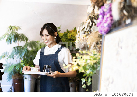 カフェで働く若い女性 105680073