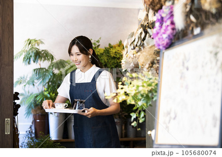 カフェで働く若い女性 105680074