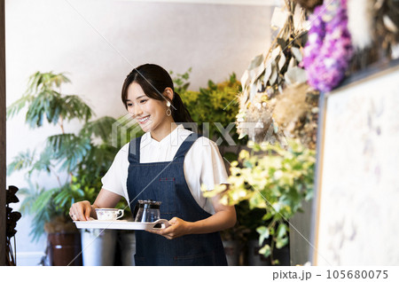 カフェで働く若い女性 105680075