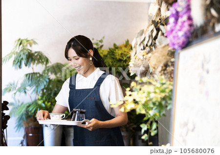 カフェで働く若い女性 105680076
