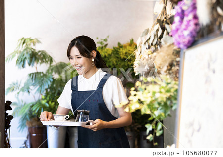 カフェで働く若い女性 105680077